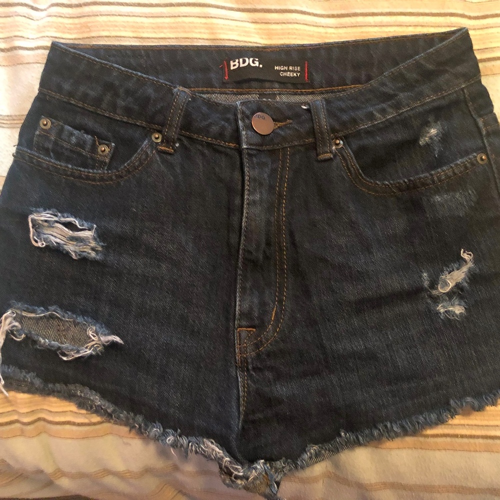 BDG HIGH RISE CHEEKY DISTRESSED DENIM SHORTS 26
